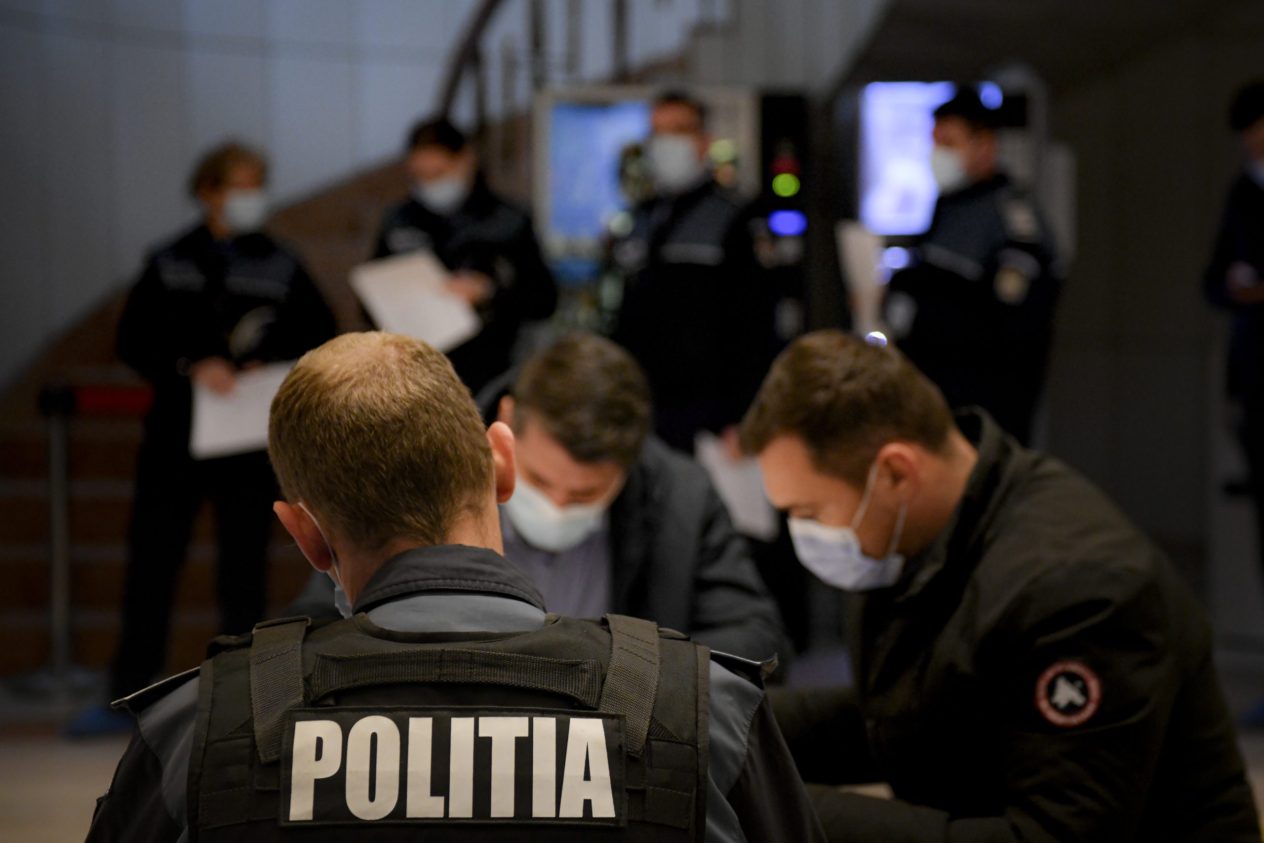 Polițiștii bătăuși. Cum au torturat două persoane care le-au reproșat că nu poartă mască / Unul dintre agresori ar fi lider într-un mare sindicat din Poliție! - Gândul