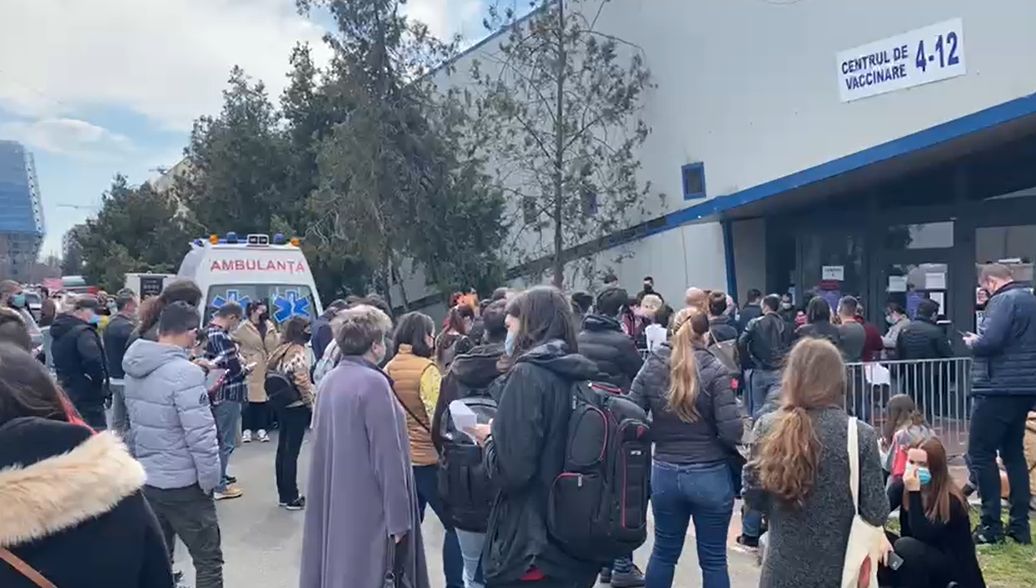 EXCLUSIV. Haos la centrul de vaccinare de la Romexpo: Oamenii așteaptă de ore întregi dozele pentru rapel (VIDEO)
