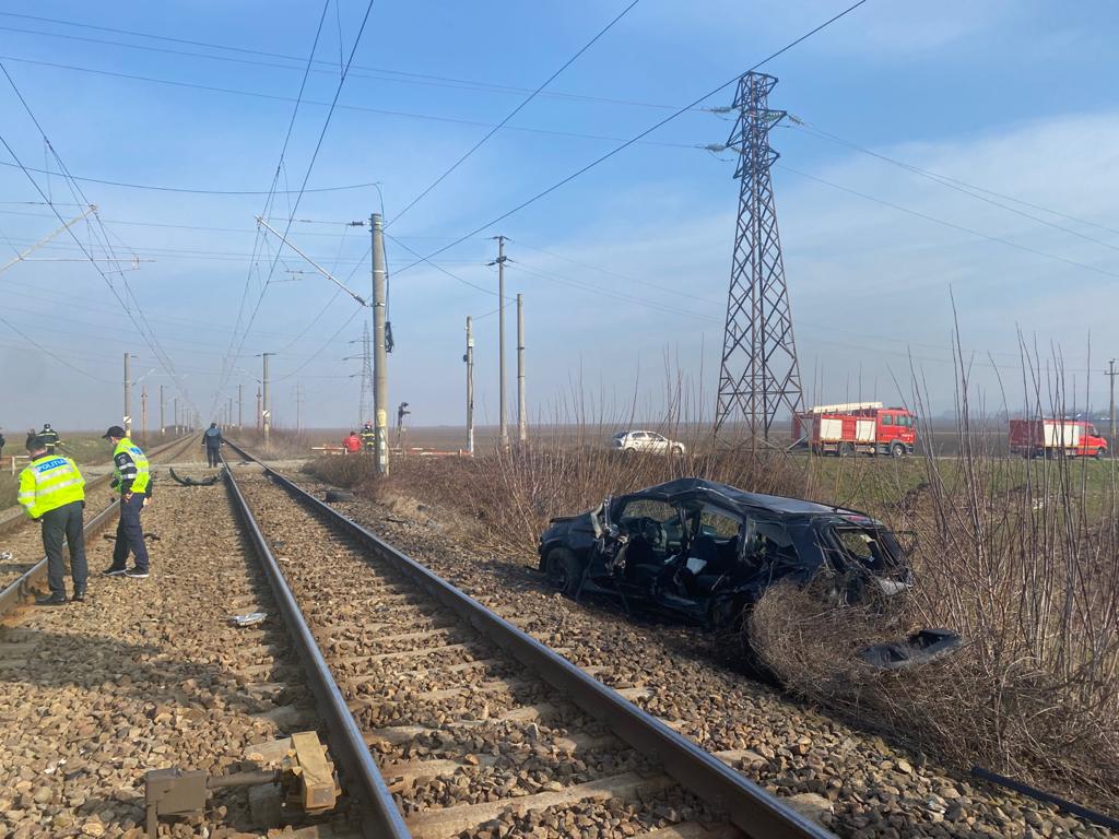 Mașină lovită de tren, în județul Vrancea. Șoferul a murit, iar o fetiță de 5 ani a fost rănită