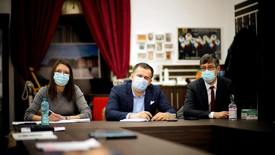 Covid-19 i-a băgat în izolare pe prefectul și pe primarul Bacăului. Jurământ depus din sufragerie