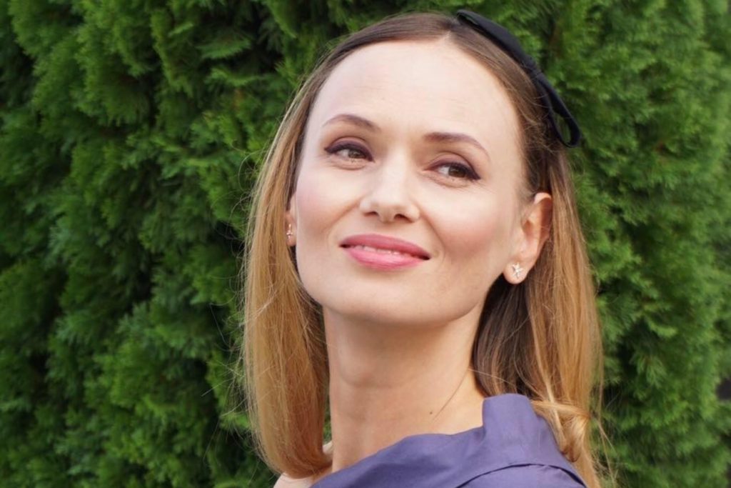 Cine sunt persoanele din România infectate cu tulpina sud-africană de COVID-19: „Zile întregi nu m-am dat jos din pat, scufundată în agonie”