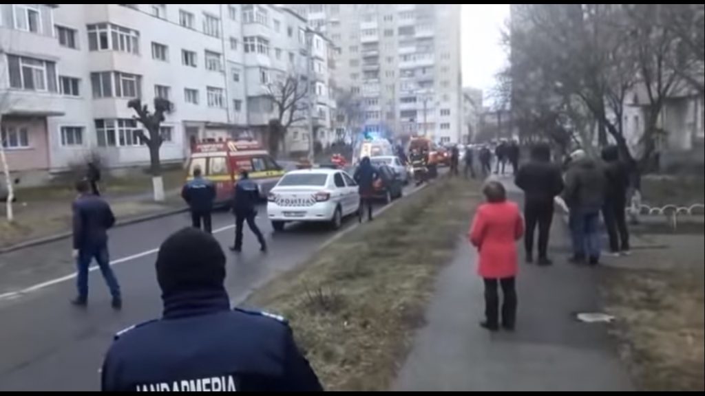 Apar noi informații despre intervenția de la Onești. Martor: Polițiștii erau în fața scării și stăteau, râdeau de parcă își spuneau glume | VIDEO