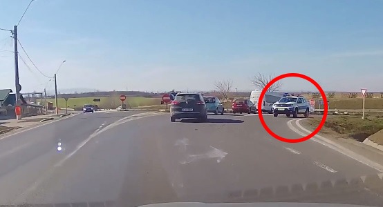 O mașină de Poliție circula pe contrasens, la ieșirea din orașul Tecuci. Totul a fost filmat! (VIDEO)