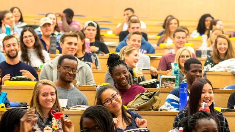 Programul Erasmus+ a fost aprobat de Bruxelles: 28 de miliarde de euro pentru tineri până în 2027