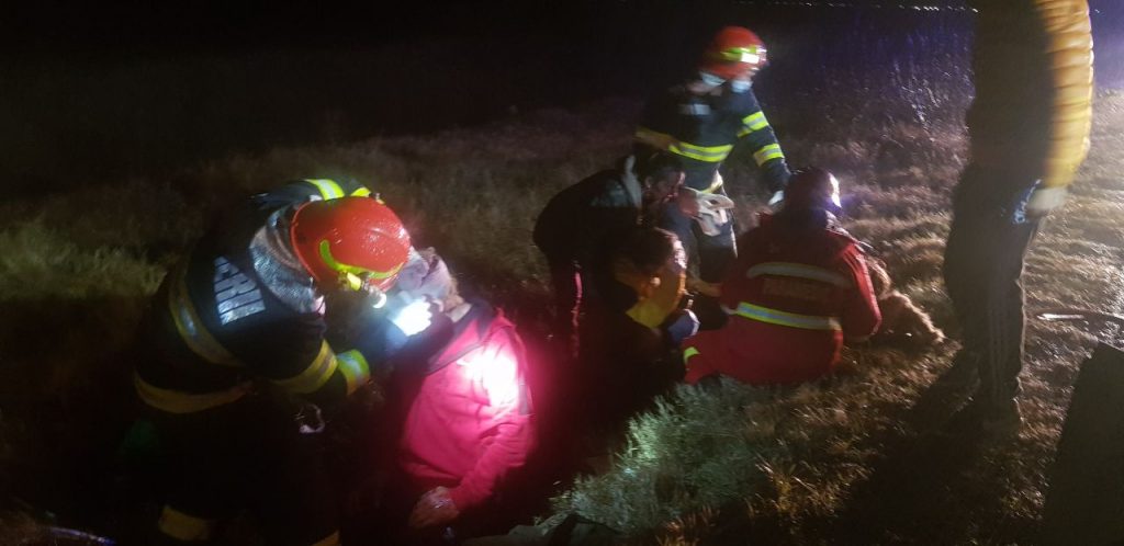 Accident rutier în Sânnicolau Mare. Un drum judeţean a fost blocat pe ambele sensuri. Patru persoane au fost transportate la spital