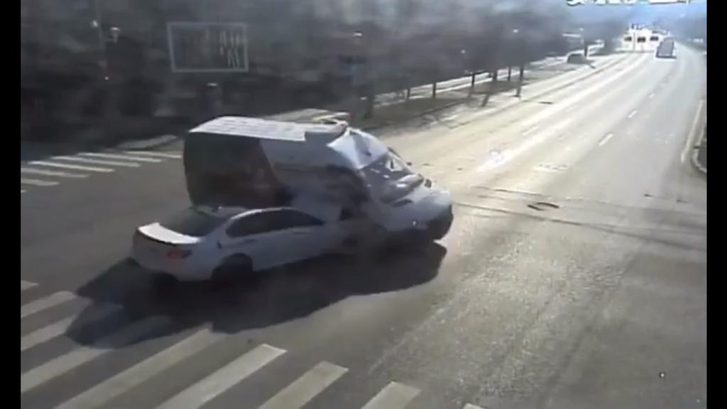 Accident grav în Timișoara. Un şofer a trecut pe roșu și a intrat într-un microbuz. Trei persoane au fost rănite – VIDEO
