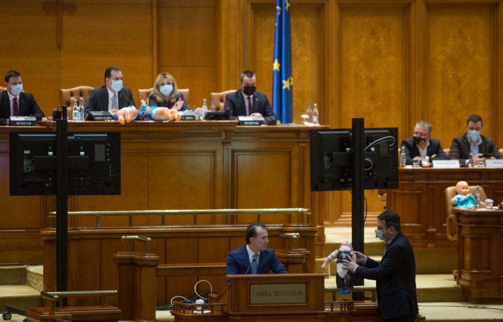 VIDEO. Momente inedite în Plenul Parlamentului. PSD a oferit o păpușă premierului în semn de protest/ Ludovic Orban: Păpusile pe care le-ați adus sunt păpsușile cu care i-ați confundat pe români
