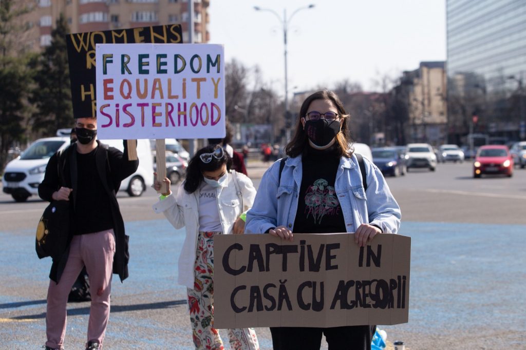 Protest în fața Guvernului, de Ziua Internațională a Femeii: „Spitalele nu mai țin cont de dreptul fundamental de a decide asupra propriilor noastre corpuri” – FOTO