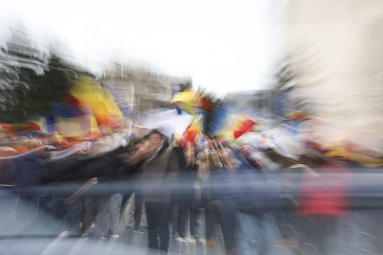 Protestatarii din Piața Victoriei l-au luat în „colimator” pe Florin Cîțu. „Corupția ucide”: „Săvârșește un abuz de putere, la fel ca Liviu Dragnea”