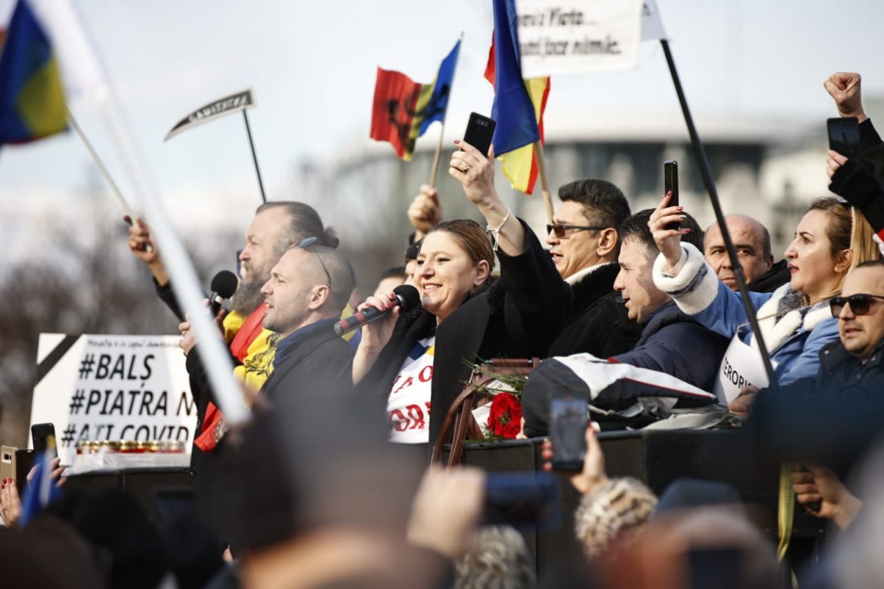 Proteste anti-restricții în Capitală. Diana Șoșoacă, pornită împotriva statului: „Jos Arafat! Jos Guvernul! Jos președintele!” / Zeci de oameni s-au adunat în Piața Universității și în Piața Victoriei! – FOTO EXCLUSIV