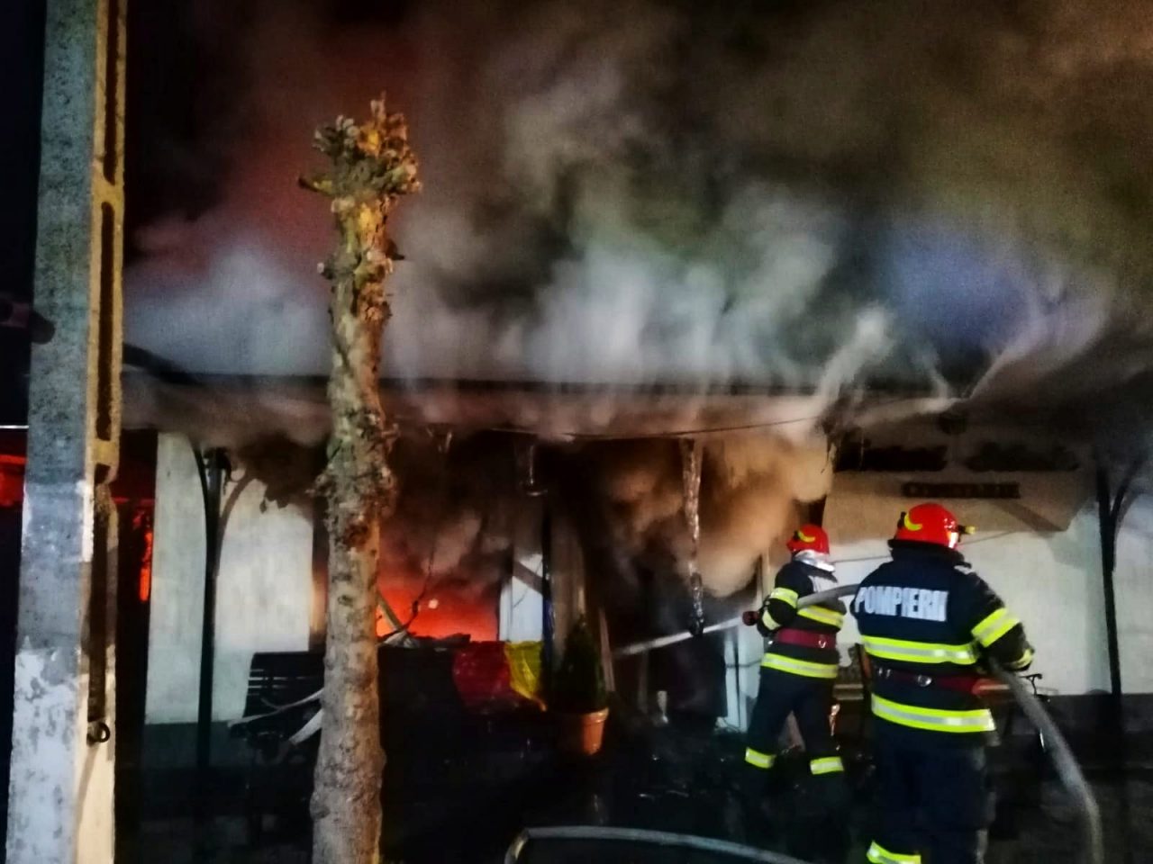 Cofetărie din Giurgiu, distrusă într-un incendiu. Focul ar fi pornit de la un scurtcircuit