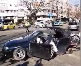 Accident grav. Un șofer fără permis, cu minori în mașină, urmărit de polițiști, în Capitală. O roată care s-a desprins a pus în pericol mai mulți oameni