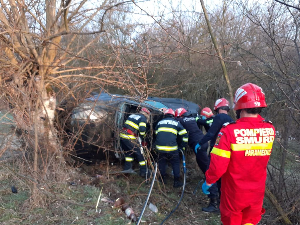 Două persoane au murit pe un drum din Vâlcea, după ce mașina în care se aflau a intrat într-un copac