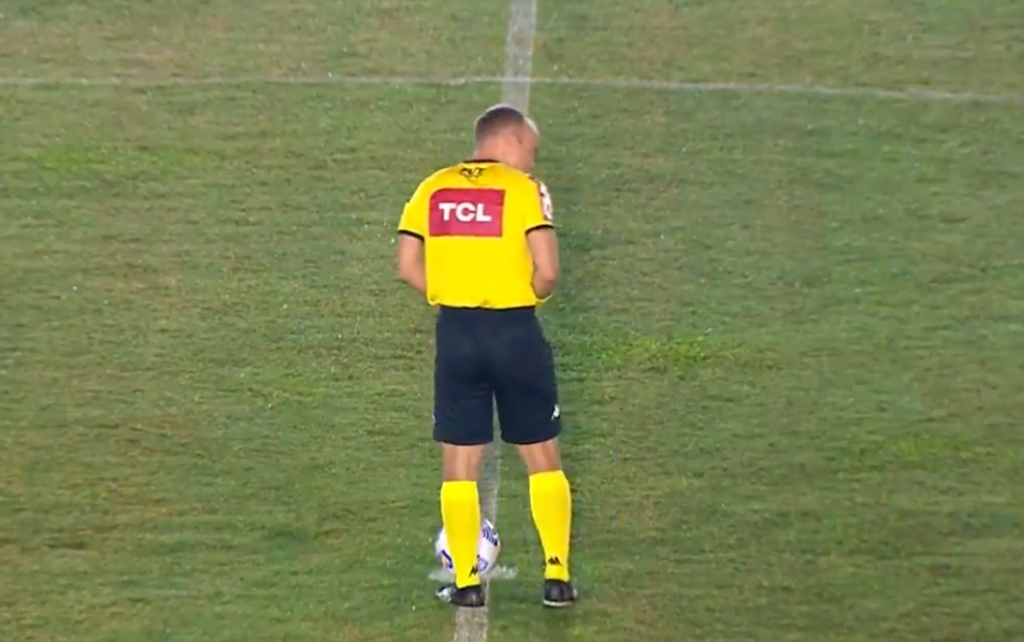VIDEO / Un arbitru a urinat la mijlocul terenului, chiar înainte să fluiere debutul partidei