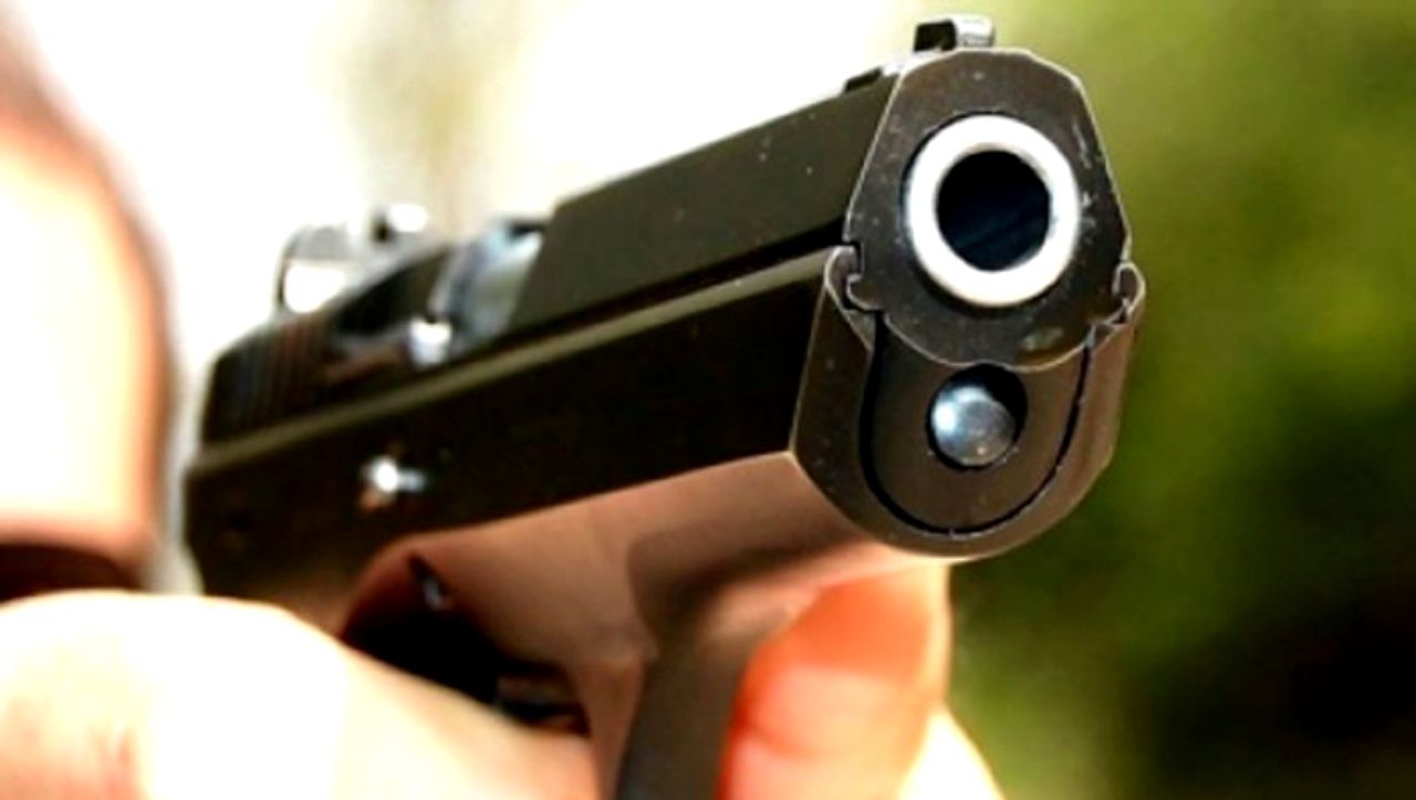 Conflict în centrul municipiului Onești între patru bărbați. Unul dintre ei a scos arma