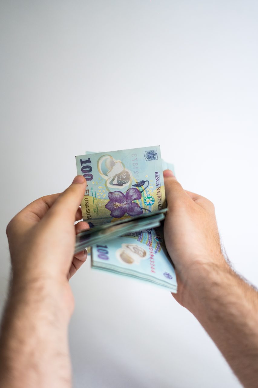 SONDAJ: Aproape jumătate (45%) dintre românii care cumpără online achită cu numerar