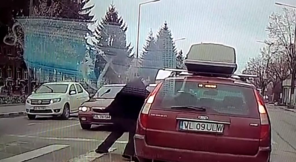 Doi șoferi s-au luat la bătaie în Râmnicu Vâlcea, după o șicanare în trafic! Unul dintre ei ar fi angajat al Curții de Conturi (VIDEO)