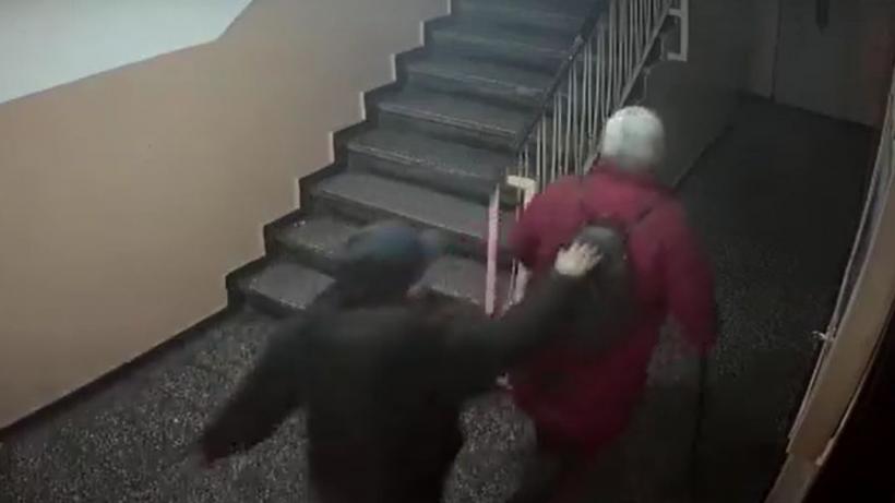 O bătrână din Capitală, la un pas să fie tâlhărită în scara blocului. Hoțul s-a dat bătut: „Ești a dracului…m-ai prins…” (VIDEO)