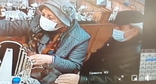 I-ați văzut? „Bonnie” și „Clyde” la vârsta a treia, căutați în Iași și Vaslui, pentru furt de bijuterii (VIDEO)