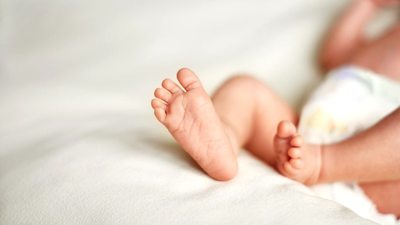 Un fetiță de două luni și jumătate a murit după ce s-a infectat cu coronavirus. Bebelușul avea o malformație cardiacă