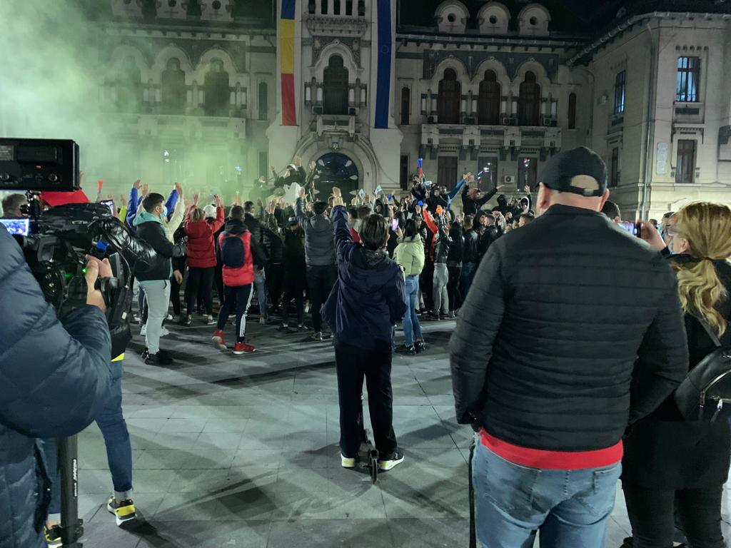 Proteste violente la Craiova. Fotografia lui Raed Arafat a fost incendiată