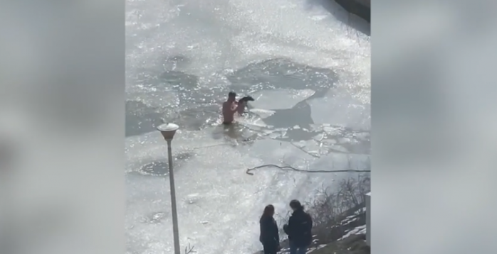 Un tânăr din Dej a sărit în apa înghețată a unui lac pentru a salva un câine