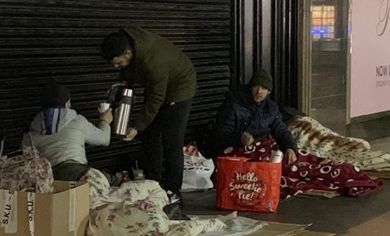 Român care se învelea cu o perdea de baie pe străzile Londrei, ajutat de englezi să se întoarcă în țară: A început să plângă, nu credea că mai poate ajunge acasă