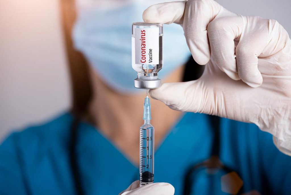 Categoria de persoane pentru care este nevoie și de a treia doză de vaccin Pfizer. Ce spune un renumit specialist