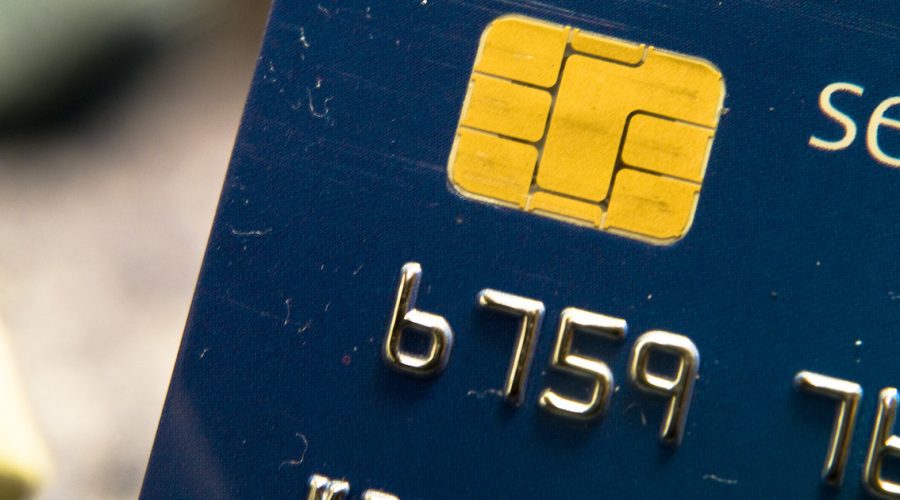 Un om al străzii a vrut să-și cumpere o șaorma cu un card pe care l-a furat. Un alt individ a încercat să facă o plata online de 900 de dolari