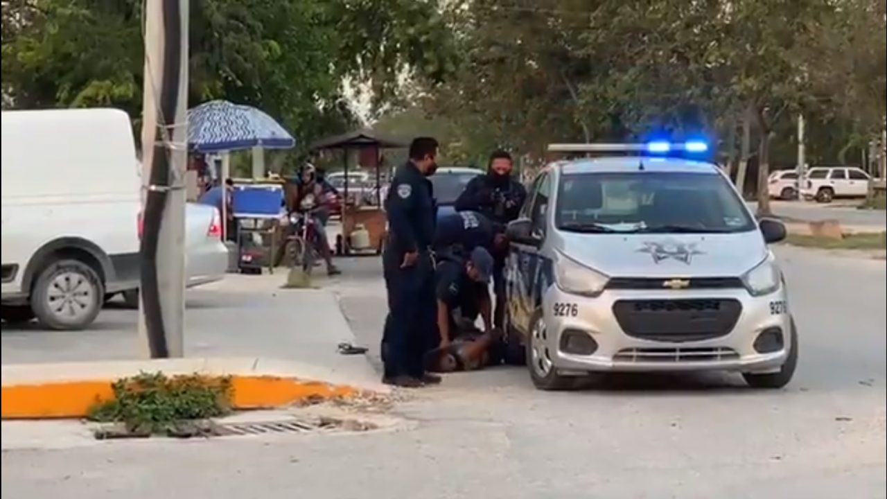 O polițistă din Mexic i-a rupt gâtul unei refugiate în timp ce o aresta. Femeia ar fi murit pe loc | VIDEO