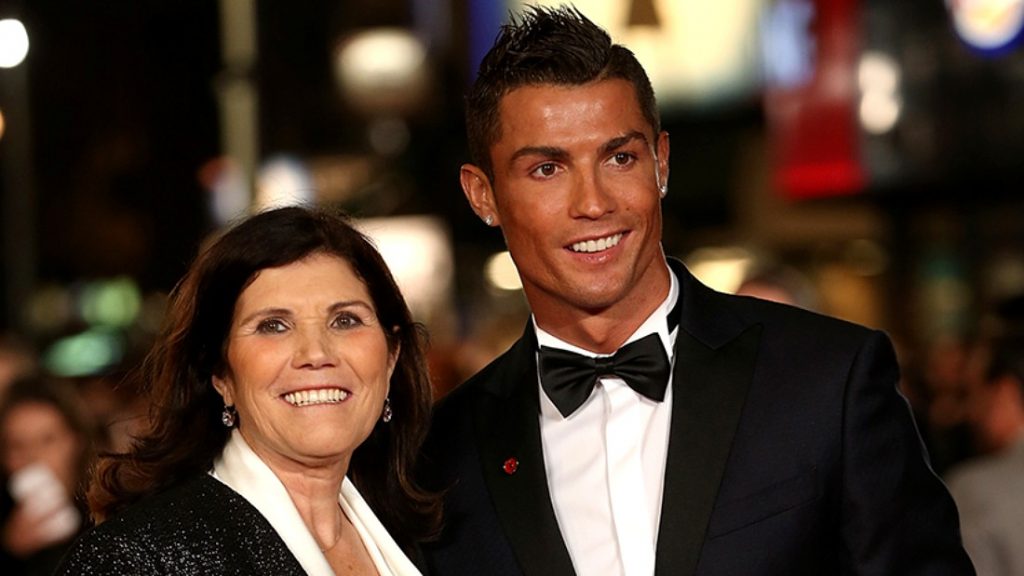 Cristiano Ronaldo nu ar fi trebuit să vină pe lume. Pentru a scăpa de sarcină, mama lui a băut în exces bere neagră