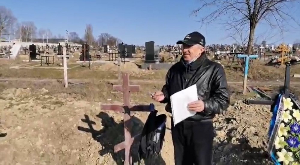 Un bărbat a aflat că a decedat, la revenirea în țară, după 3 ani. Acesta și-a vizitat propriul mormânt din localitate