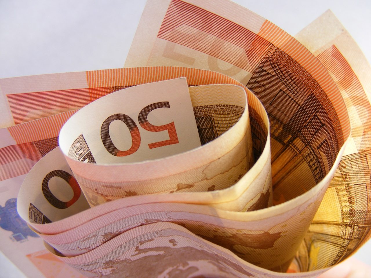 Euro a atins un nou maxim istoric