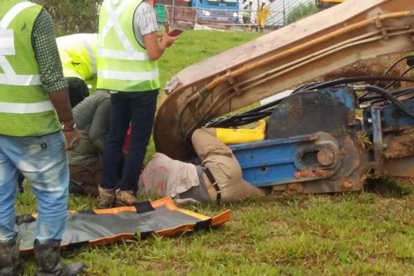 Accident teribil în Câmpulung Muscel. Bărbat strivit de cupa unui excavator!