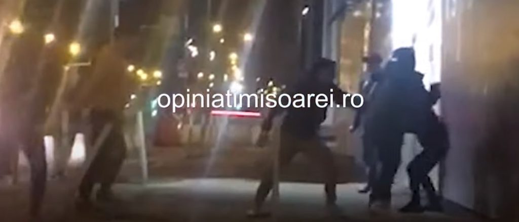 Scandal și bătaie chiar lângă sediul Poliției din Timișoara: Oamenii legii au ajuns prea târziu la locul incidentului – VIDEO 
