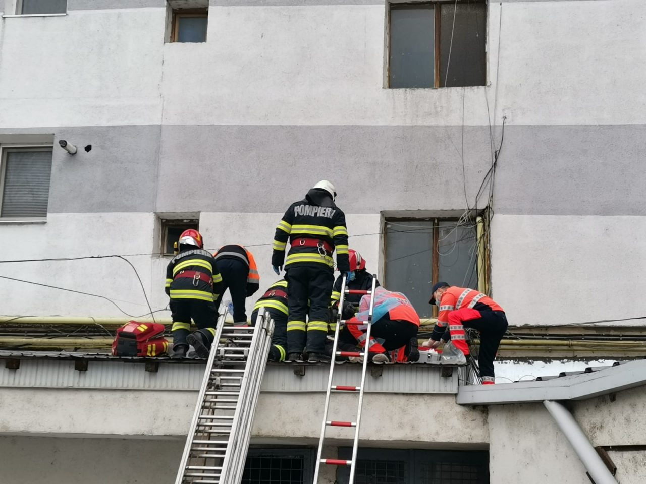 O femeie a murit după ce s-a aruncat de la etajul 8 al unui bloc din Bârlad