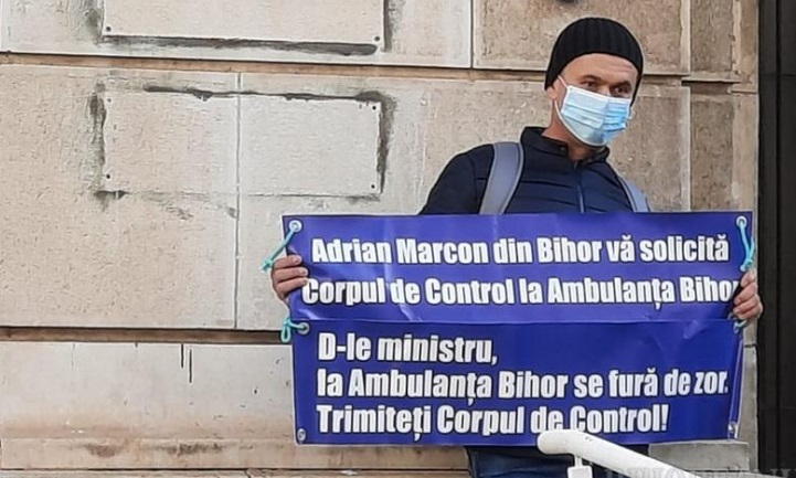 Un ambulanțier de la SAJ Bihor, protest la Ministerul Sănătății: Concursul pentru ocuparea posturilor de directori, fraudat! Șefii se plimbă cu mașina de serviciu la „crâșme și femei”