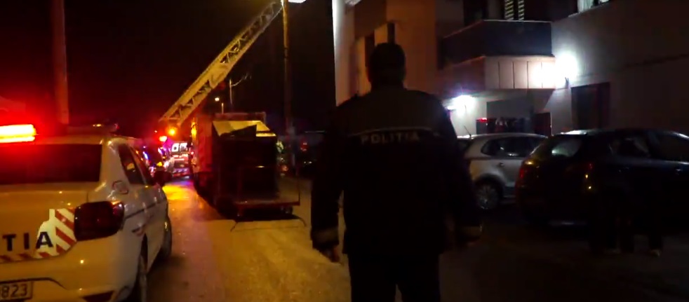 Tentativă de sinucidere la Iași! Un bărbat amenința că se aruncă de pe bloc