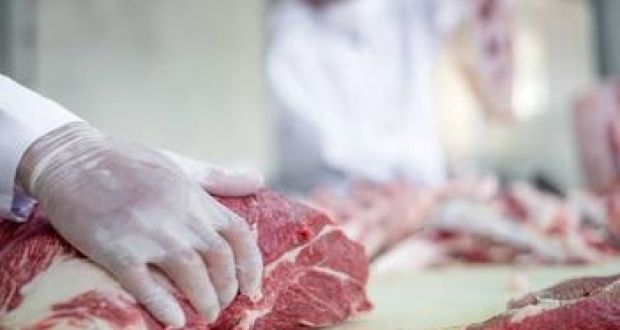 Muncitorii români din industria cărnii amenință cu greva, în Germania