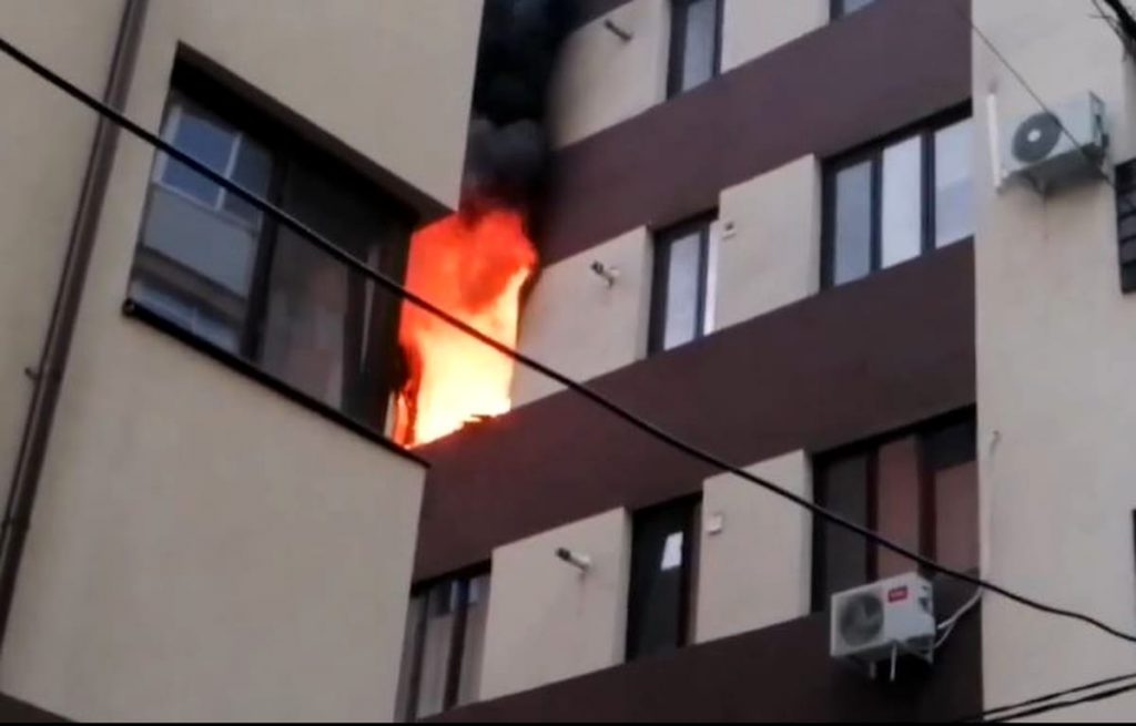 Incendiu puternic într-un apartament din Târgu Mureș. Un bărbat, găsit carbonizat în casă!