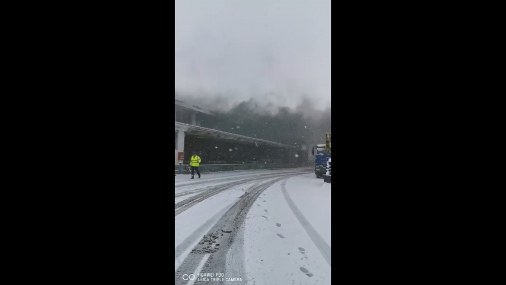 Incendiu puternic la o hală de depozitare din Prahova (VIDEO)