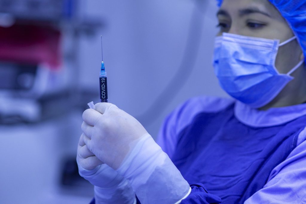 Cum pot fi vaccinați mai mulți oameni. Farmaciştii au găsit o soluţie prin care poate fi evitată risipa