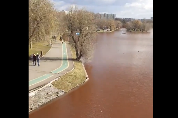 Gata, s-a aflat de ce este roșie apa din Lacul IOR!