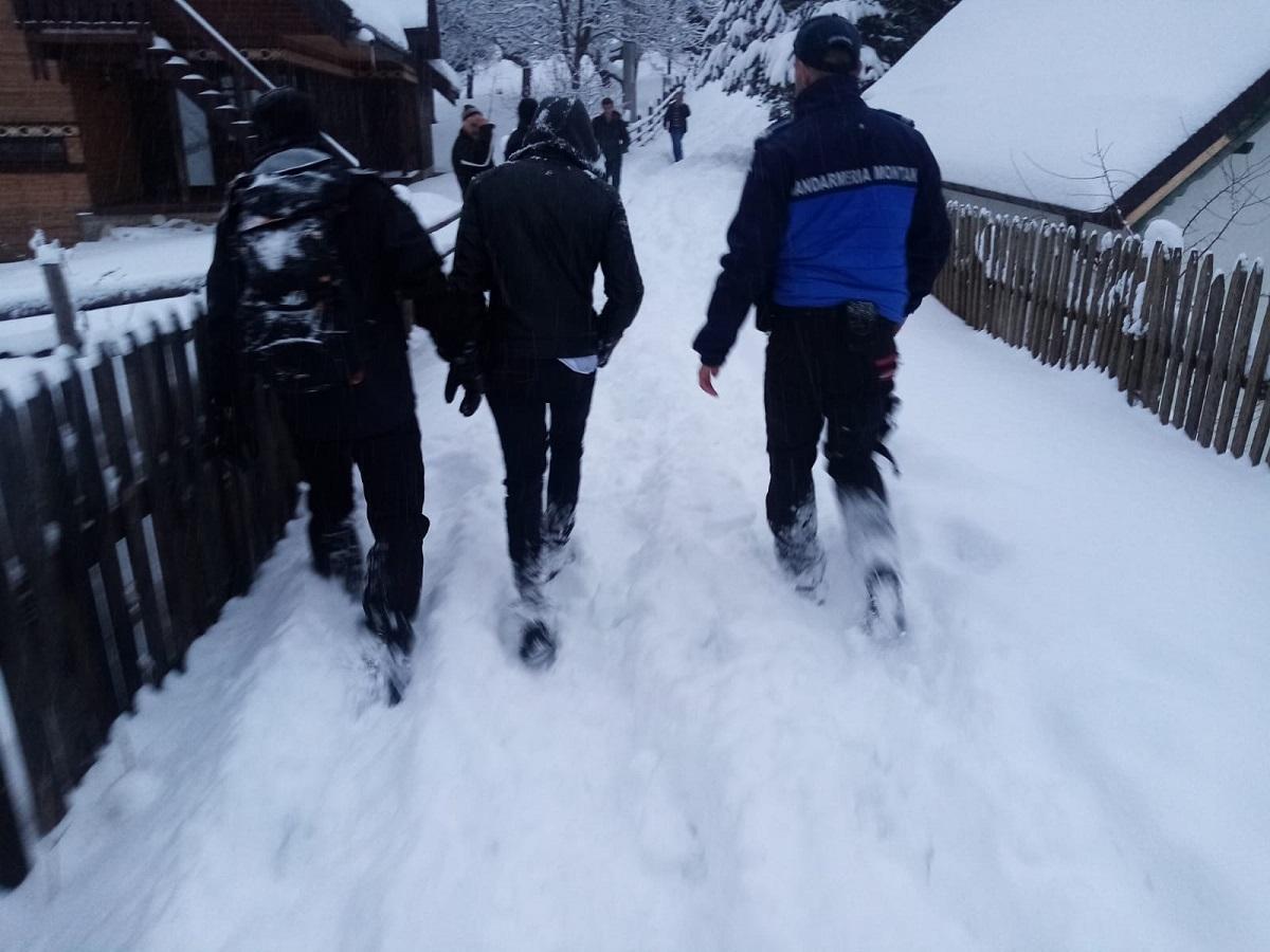 Un bărbat a amenințat că se aruncă de pe o stâncă în Prăpăstiile Zărneştilor! Cum l-au salvat jandarmii montani – VIDEO