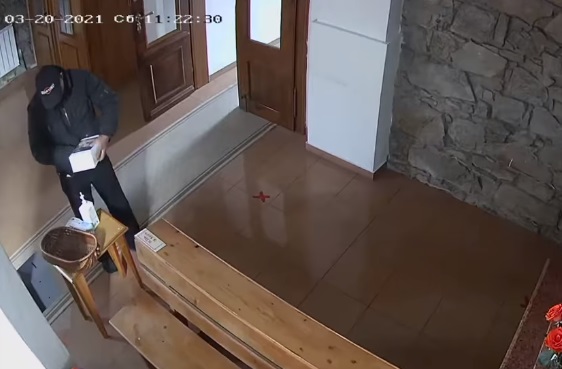 Hoț credincios. Un bărbat și-a făcut cruce înainte să fure din cutia milei dintr-o biserică – VIDEO
