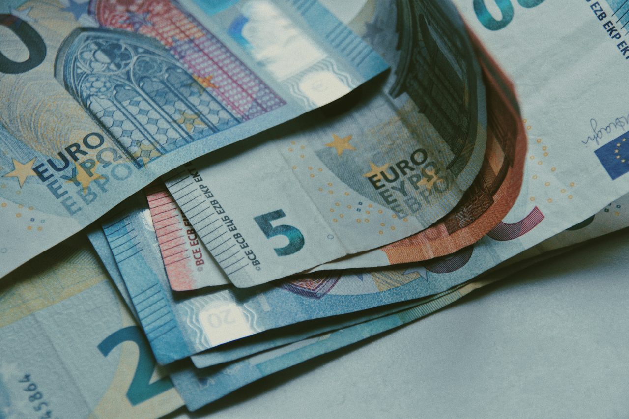 Euro, al optulea maxim istoric din această lună