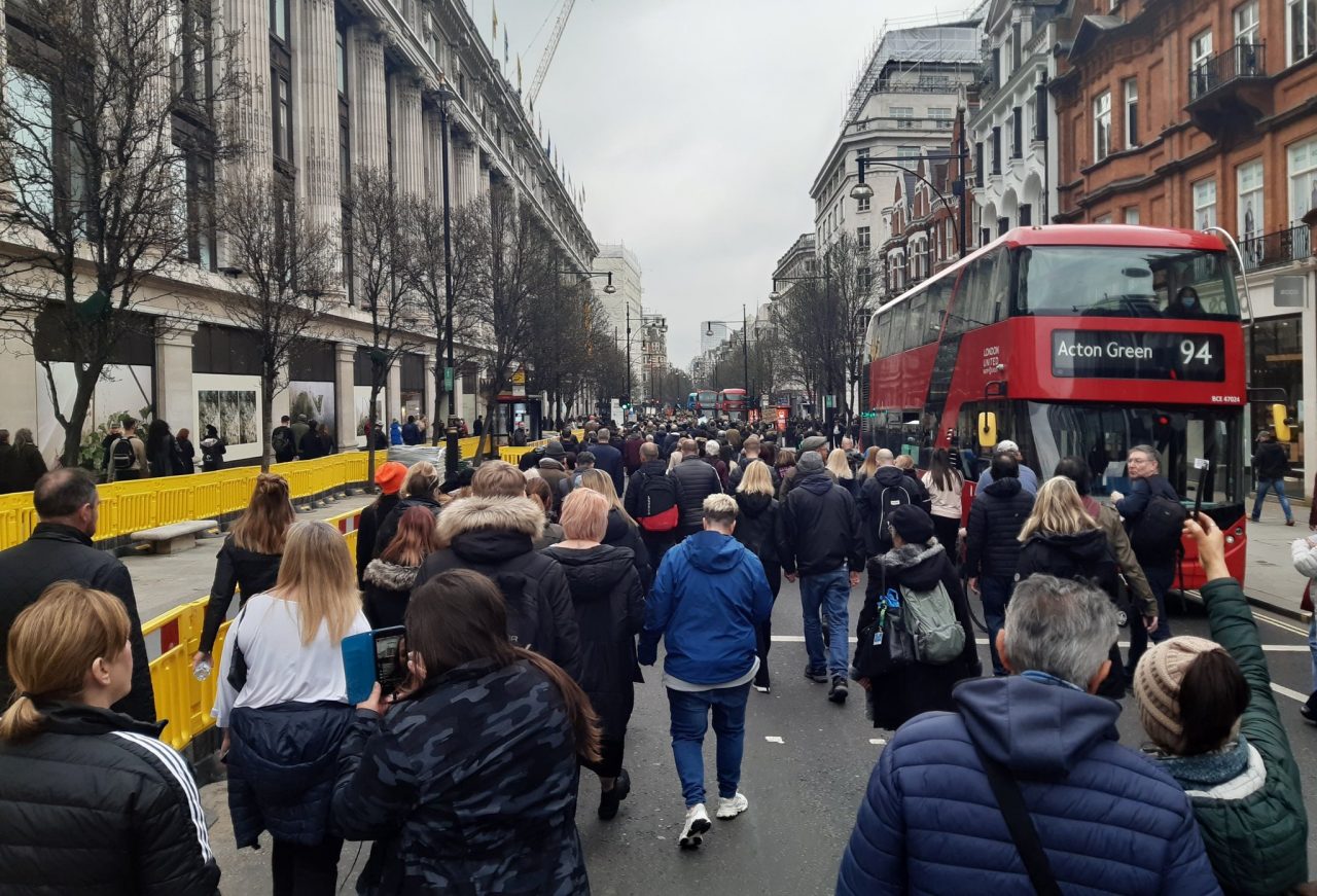Europa se ridică împotriva autorităților! Lupte de stradă la Londra, cu zeci de persoane arestate! Polițiști bătuți măr! – VIDEO