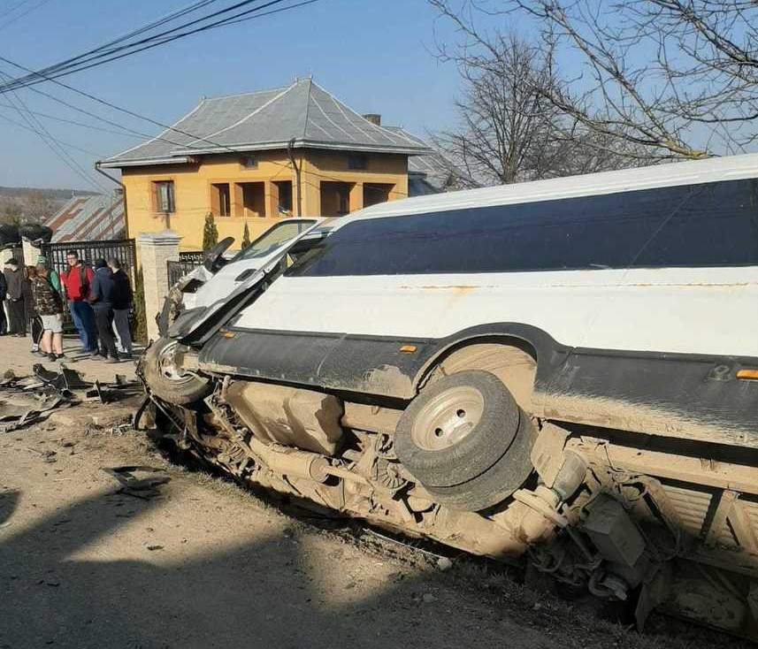 Un microbuz cu 19 elevi, accident la Suceava. A fost activat Planul Roșu de intervenție!