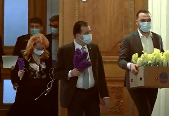 Ludovic Orban a împărțit flori în Parlament, fără mănuși: „Nu pot fi un transmițător al bolii. M-am spălat pe mâini”