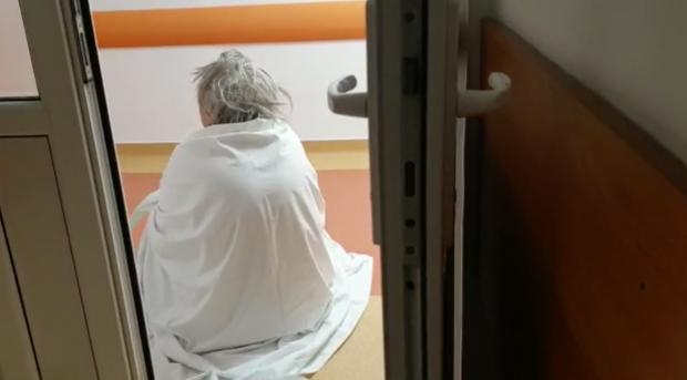 Pacienții COVID-19, în stare deplorabilă! Stau pe jos, înveliți doar în cearșafuri